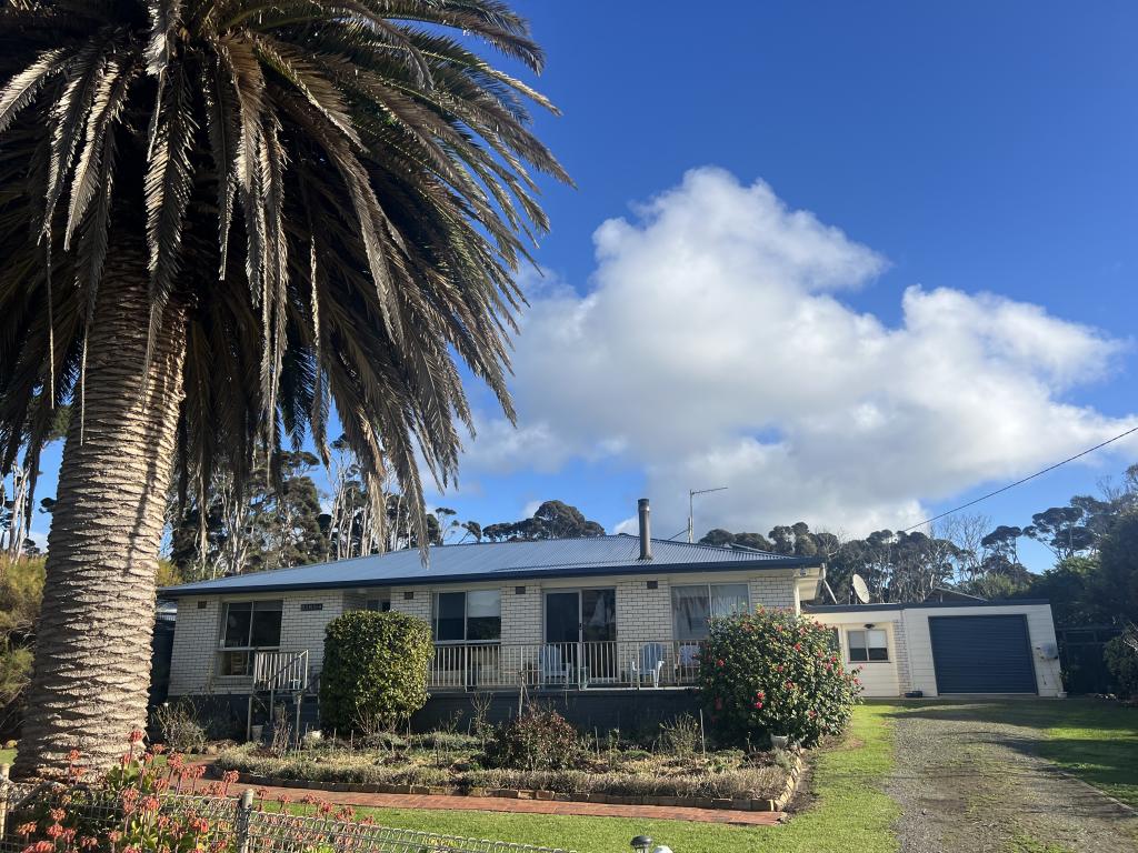 19 Forrest St, Naracoopa, TAS 7256