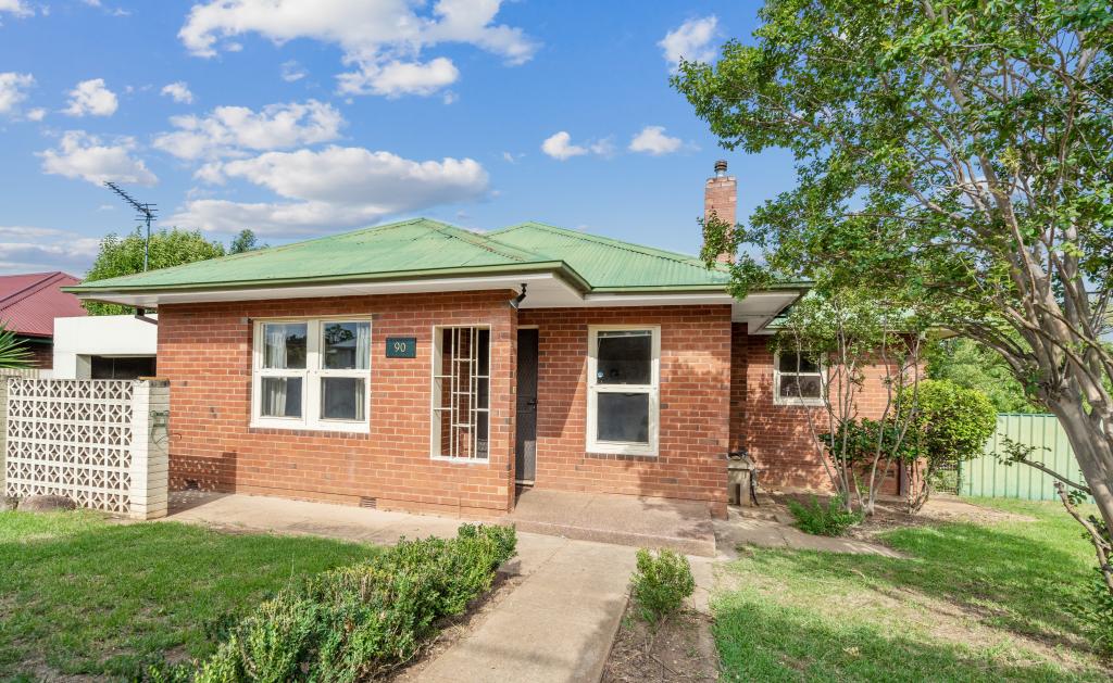 90 Mitchelmore St, Mount Austin, NSW 2650