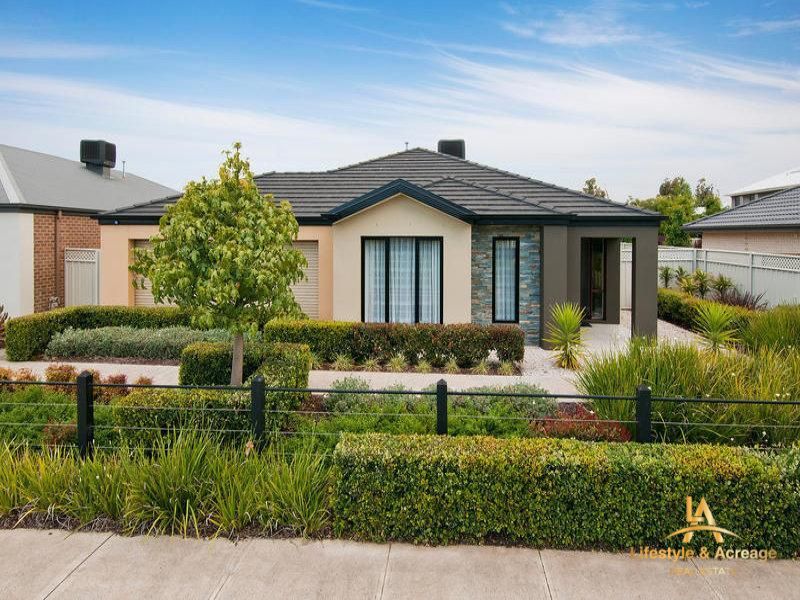 22 BROAD OAK DR, CRANBOURNE EAST, VIC 3977