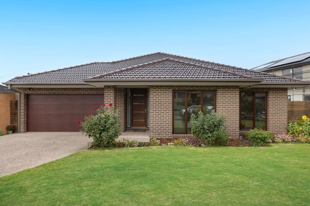 18 KOORINGA CRES, WHEELERS HILL, VIC 3150