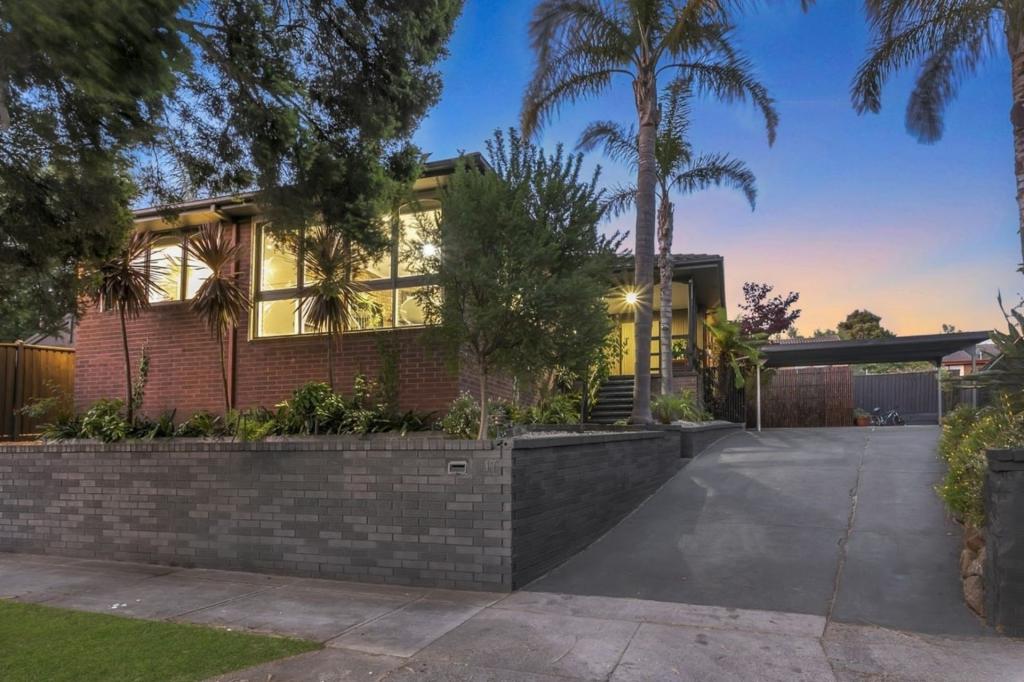 17 WILLIAM PERRY CL, ENDEAVOUR HILLS, VIC 3802