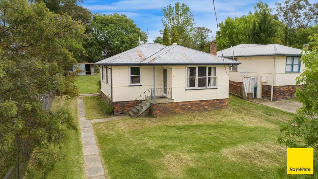 16A DOUGLAS ST, ARMIDALE, NSW 2350