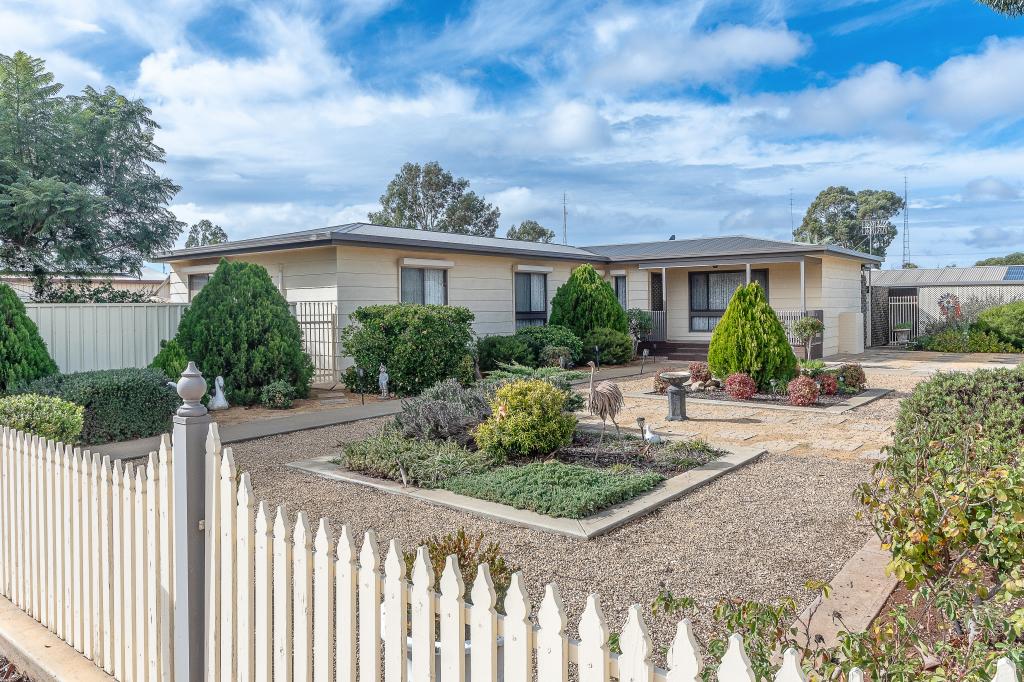 11 Ninth St, Morgan, SA 5320