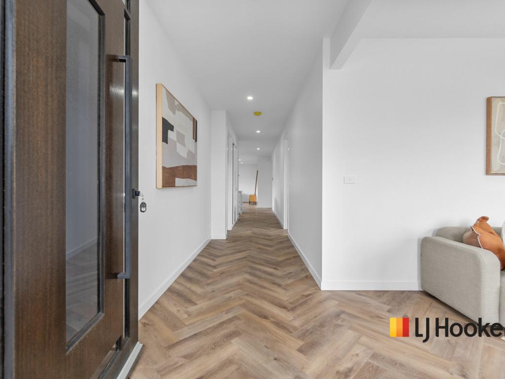 33 Lollipop Cres, Sunbury, VIC 3429