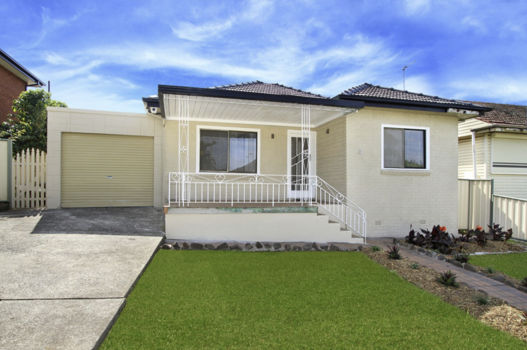 4 Gordon Cres, Lake Heights, NSW 2502