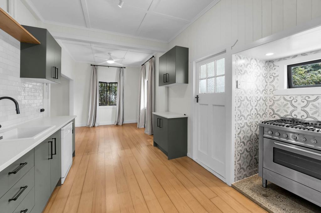 10 Arnold St, Holland Park, QLD 4121