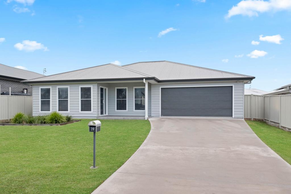 19 Quiberon Way, Goulburn, NSW 2580