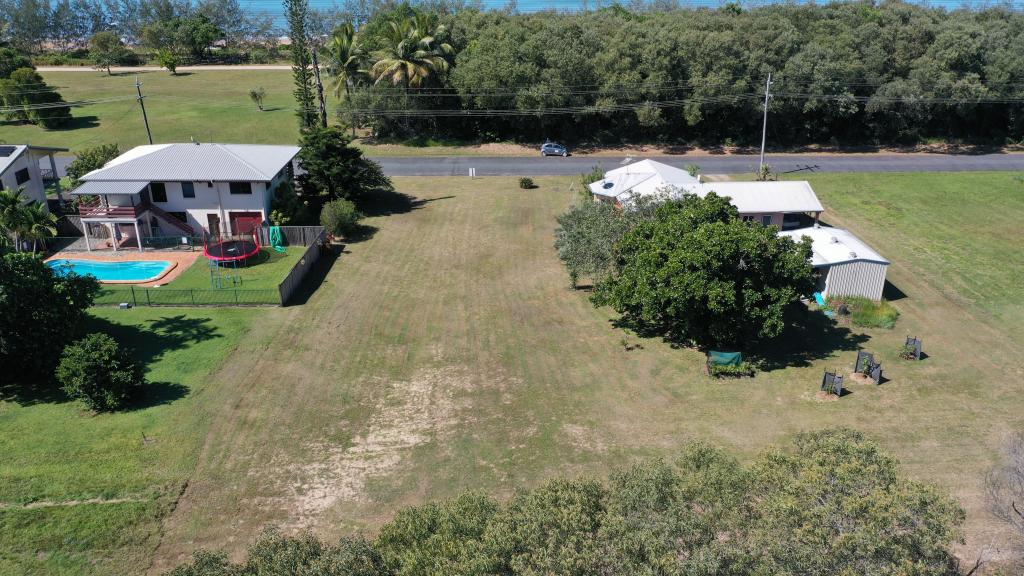 77 Taylor St, Tully Heads, QLD 4854