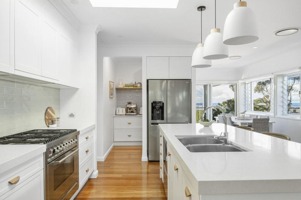 18 Table Top Rd, North Avoca, NSW 2260