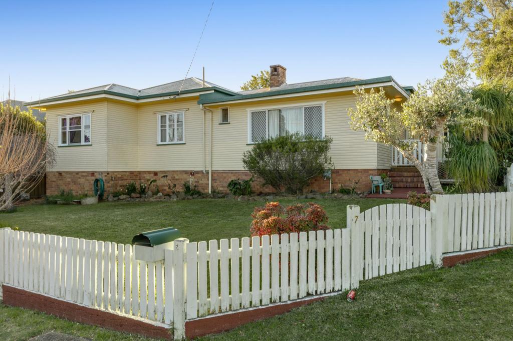 7 Spieker St, Mount Lofty, QLD 4350