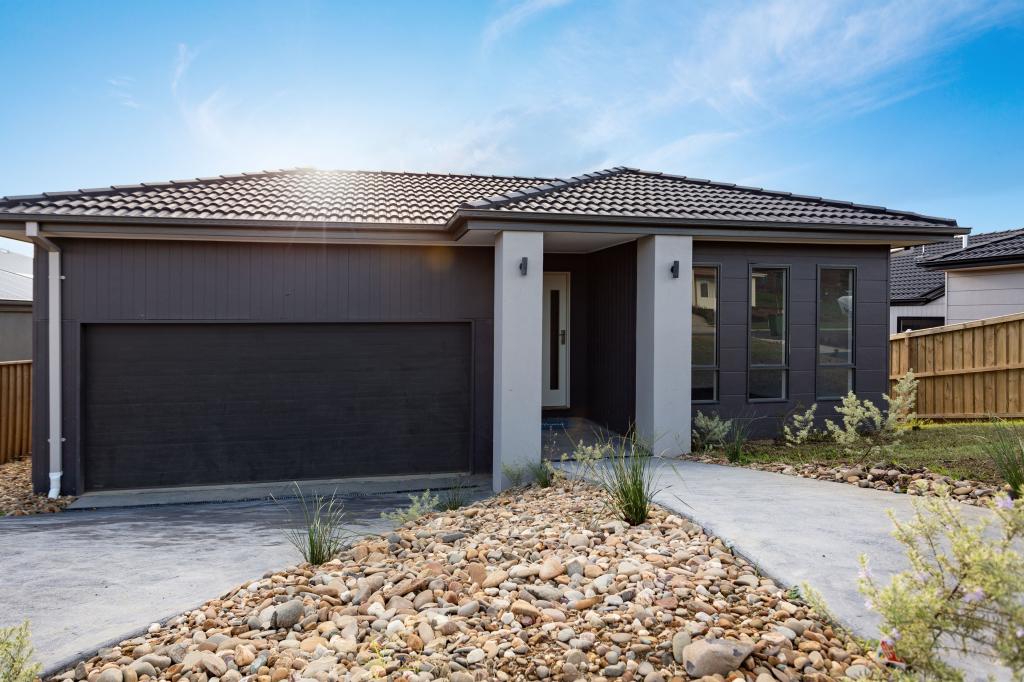 32 EASTBOURNE CRES, OFFICER, VIC 3809