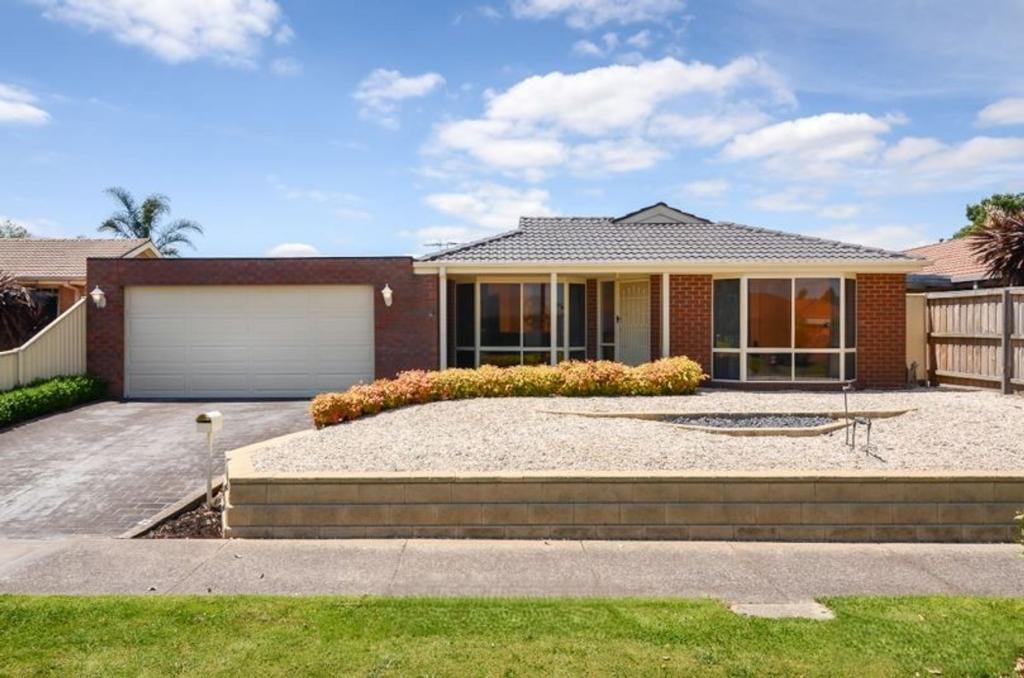 28 Lansell Dr, Cranbourne North, VIC 3977