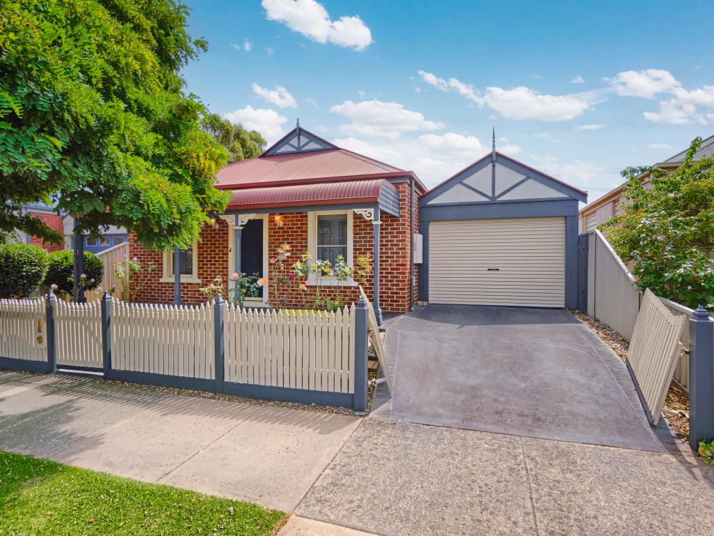 8 Honeysuckle Cl, Pakenham, VIC 3810