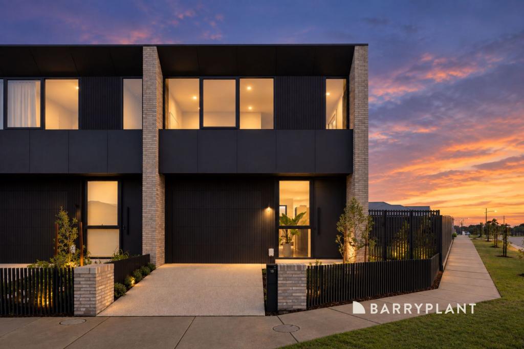 15 HAZEL WAY, ROWVILLE, VIC 3178