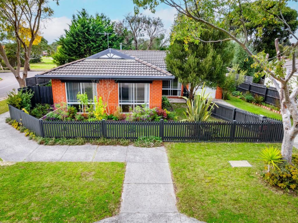 24 ABERCAIRN DR, NARRE WARREN SOUTH, VIC 3805