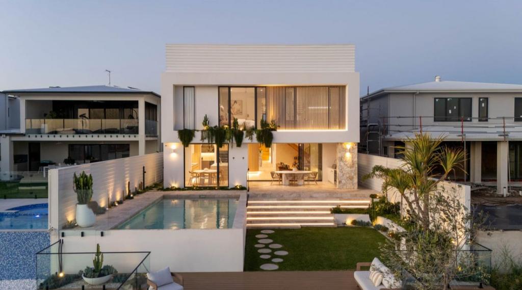 130 Coolum Pde, Newport, QLD 4020