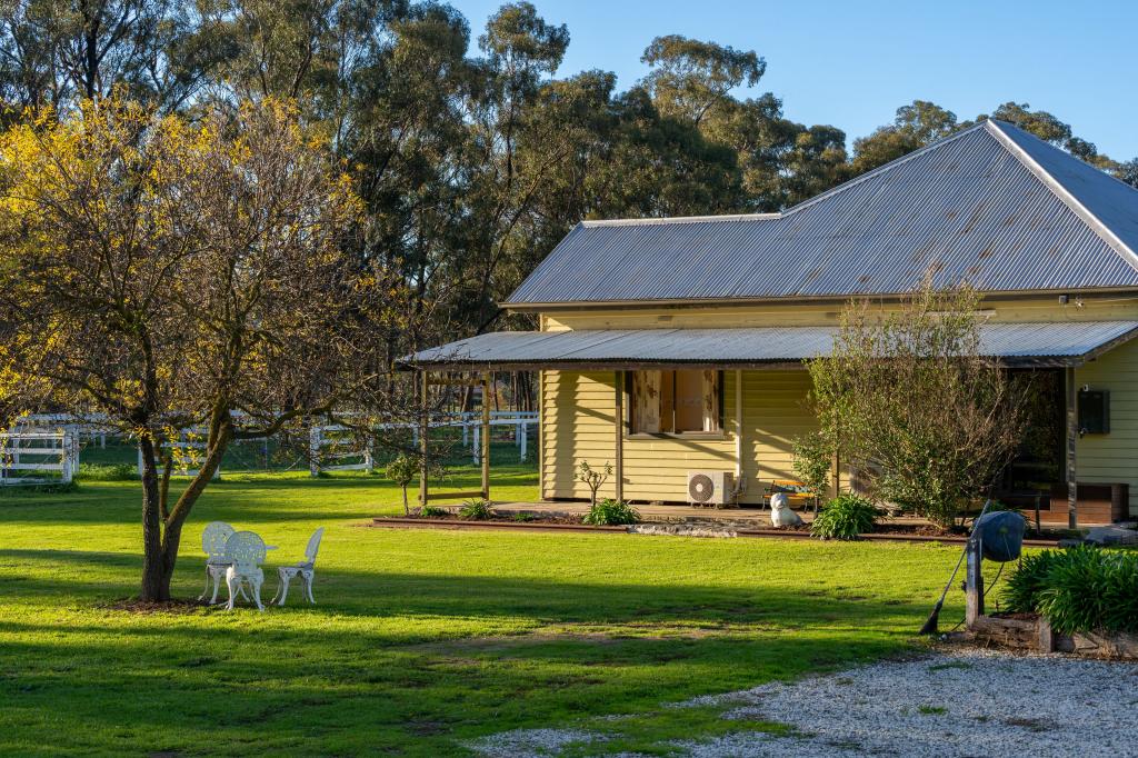 710 Highlands Rd, Whiteheads Creek, VIC 3660