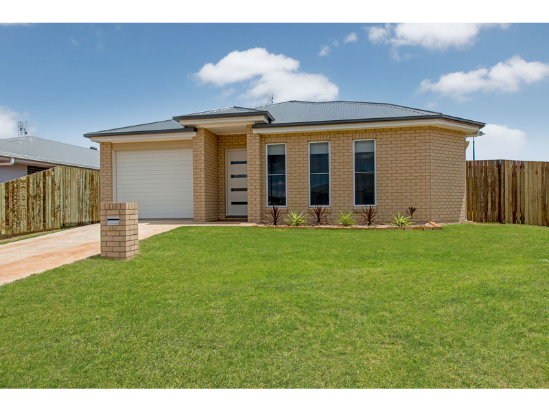 17 Farrer St, Cranley, QLD 4350