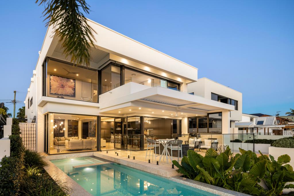 52 THE PROMENADE, ISLE OF CAPRI, QLD 4217