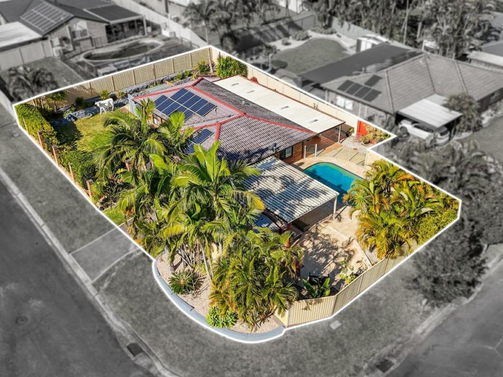 1 TRAVIS LANE, CARRARA, QLD 4211