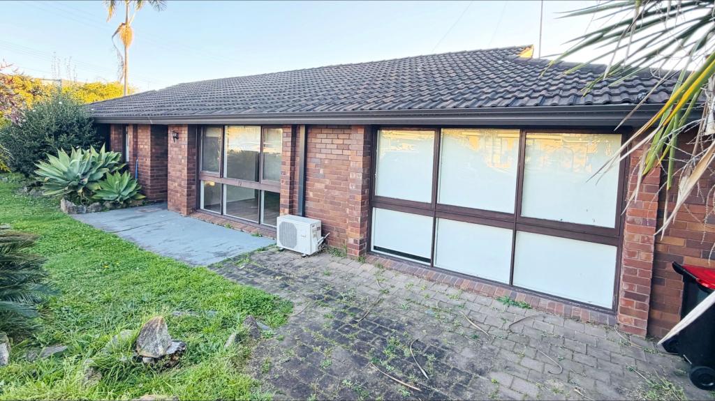19 Jacaranda Dr, Georges Hall, NSW 2198