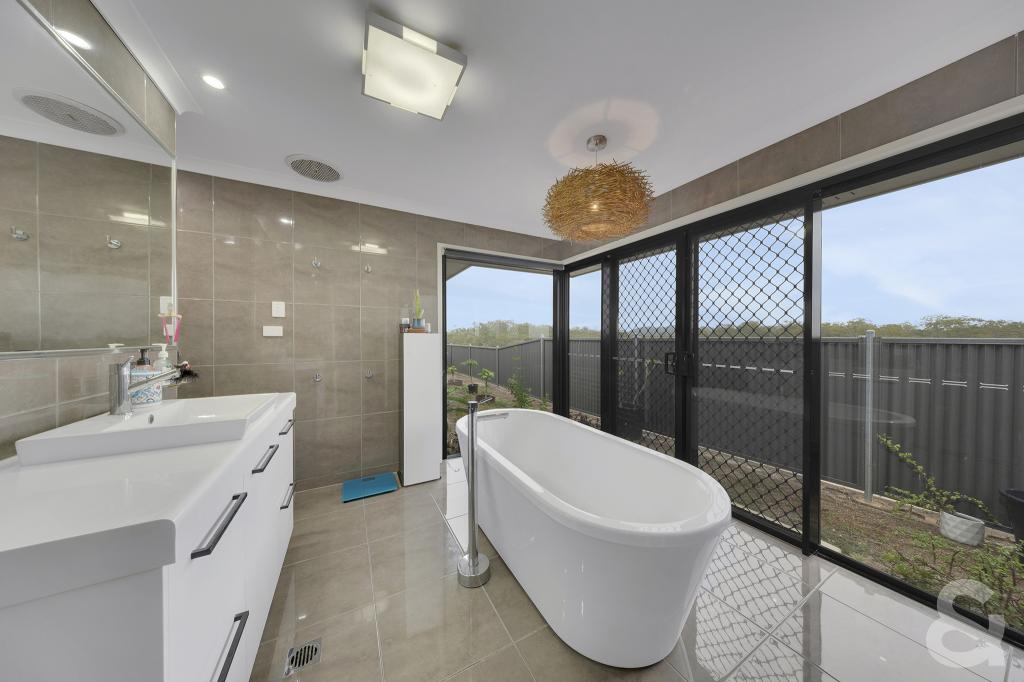 10 Leslie St, Clinton, QLD 4680