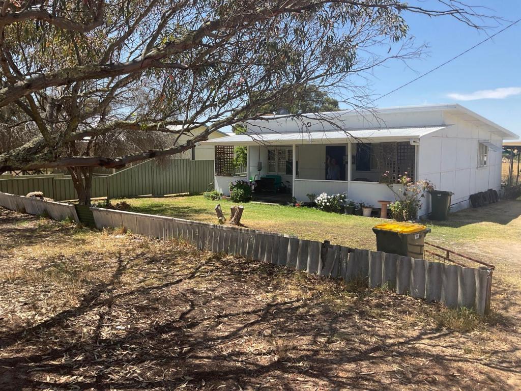 22 Railway Cres, Gnowangerup, WA 6335