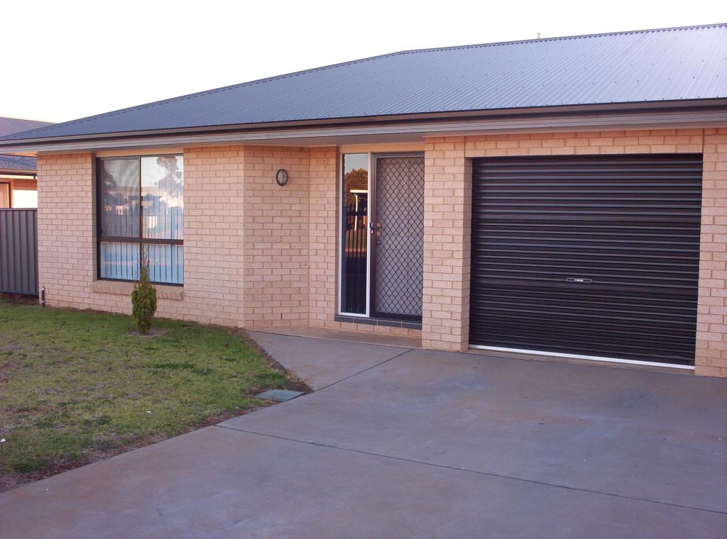 2/2-4 STURT CIR, DUBBO, NSW 2830