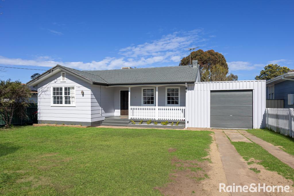 17 Tichborne Cres, Kooringal, NSW 2650