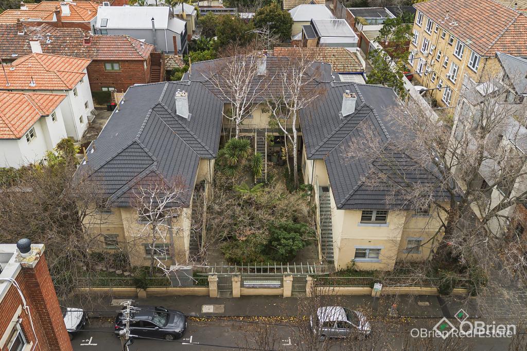 2/6 WEST BEACH RD, ST KILDA WEST, VIC 3182