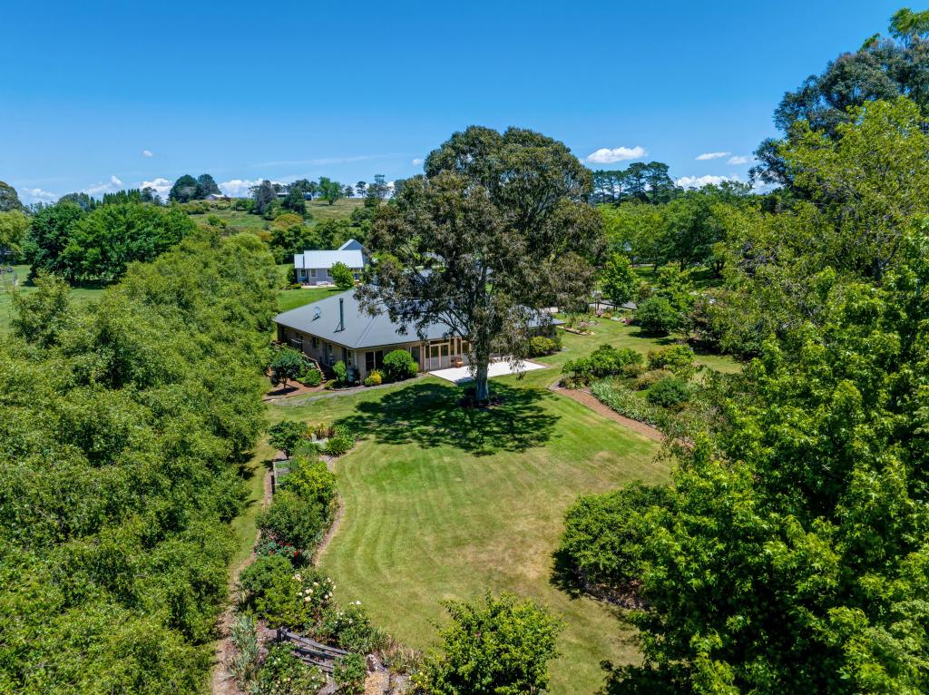 4 HAZELTON DR, MOSS VALE, NSW 2577