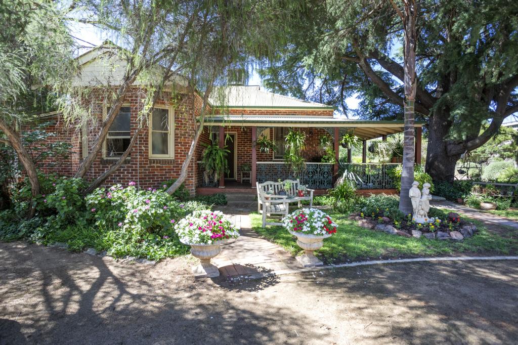 73 Grenfell Rd, Cowra, NSW 2794