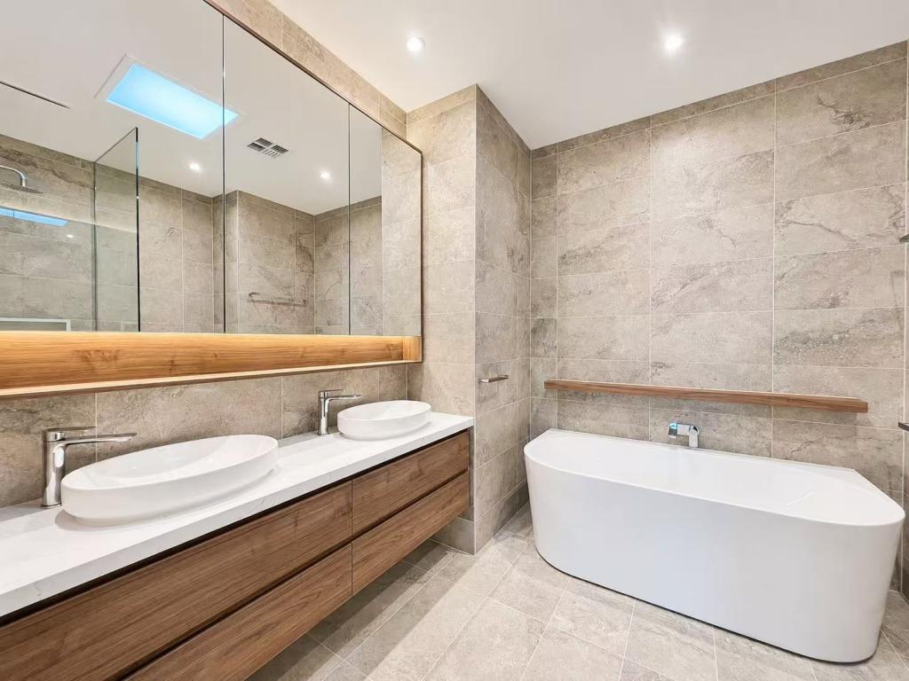 2 Hidden Rtt, Doncaster, VIC 3108