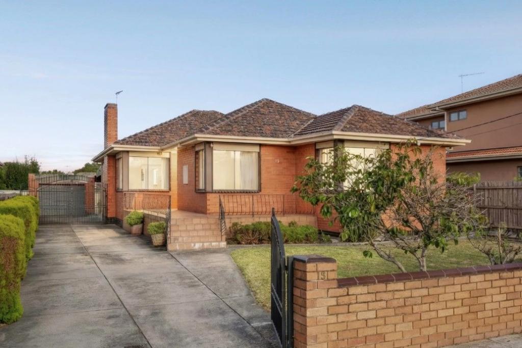 15 Bletchley Rd, Hughesdale, VIC 3166
