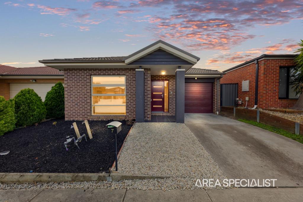 7 Hackney Cct, Clyde North, VIC 3978