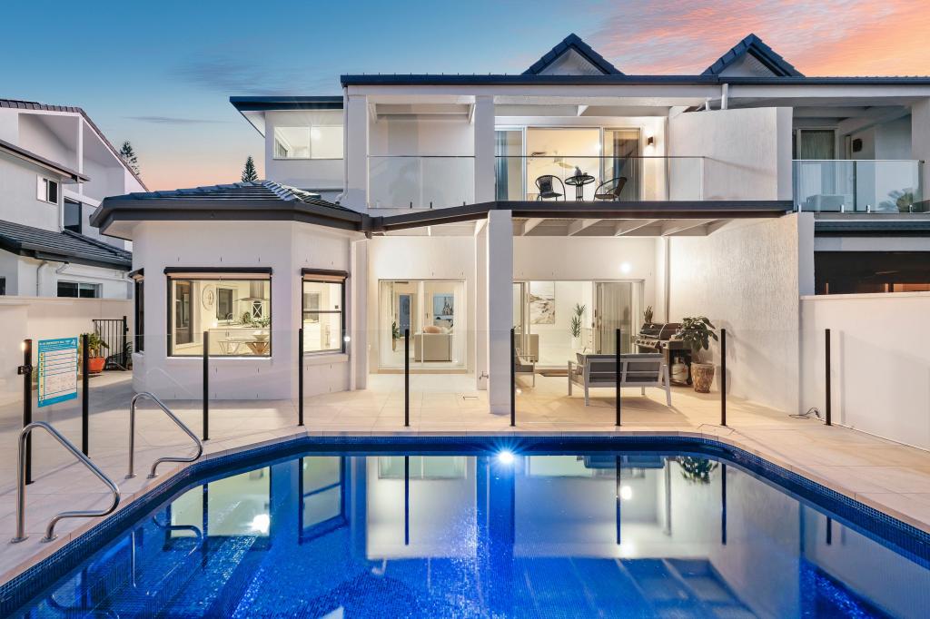 5332 Marine Dr N, Hope Island, QLD 4212
