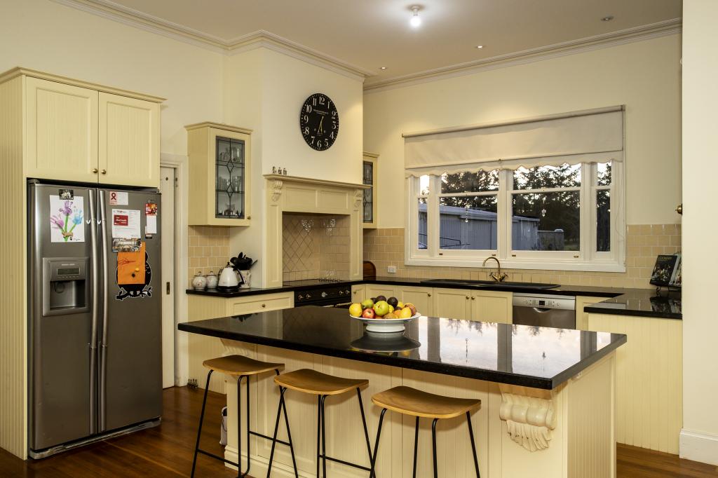 10 Namnan Way, Gisborne South, VIC 3437