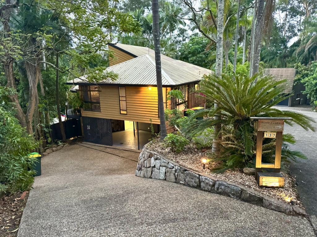 137 Chapel Hill Rd, Chapel Hill, QLD 4069