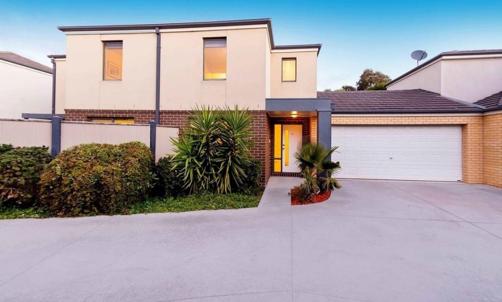 7/8 Sherdley Grn, Caroline Springs, VIC 3023