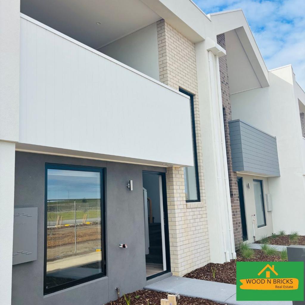 15 Locanda Walk, Clyde North, VIC 3978