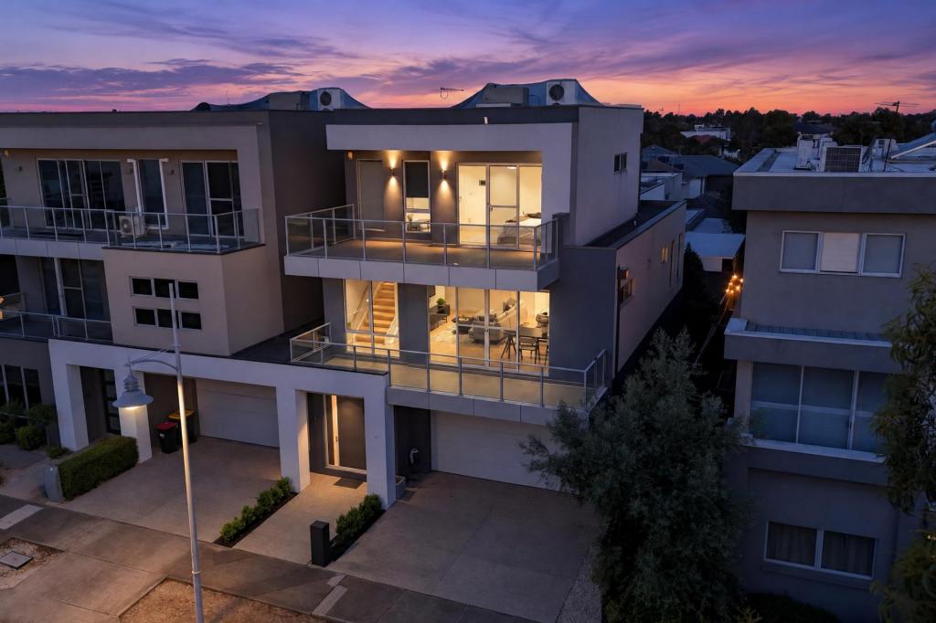 2/11 Greville St, Caroline Springs, VIC 3023