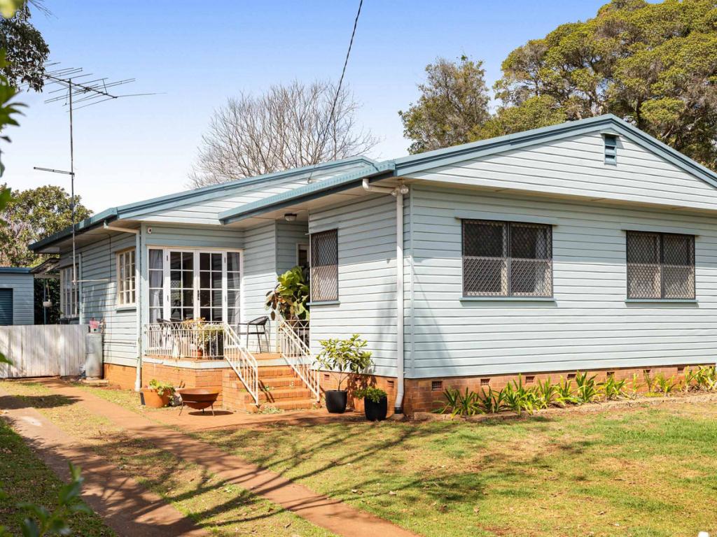 18 Curzon St, Mount Lofty, QLD 4350