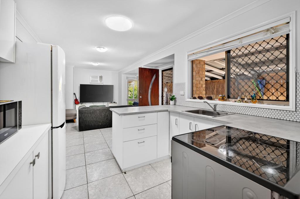 1/12 Avi Ct, Labrador, QLD 4215