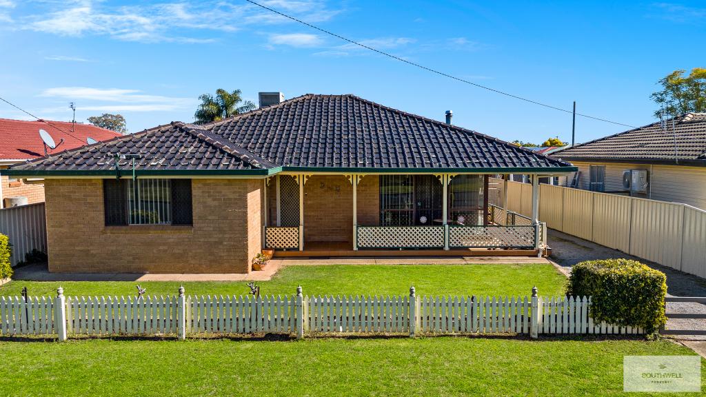 42 Edinburgh St, West Tamworth, NSW 2340