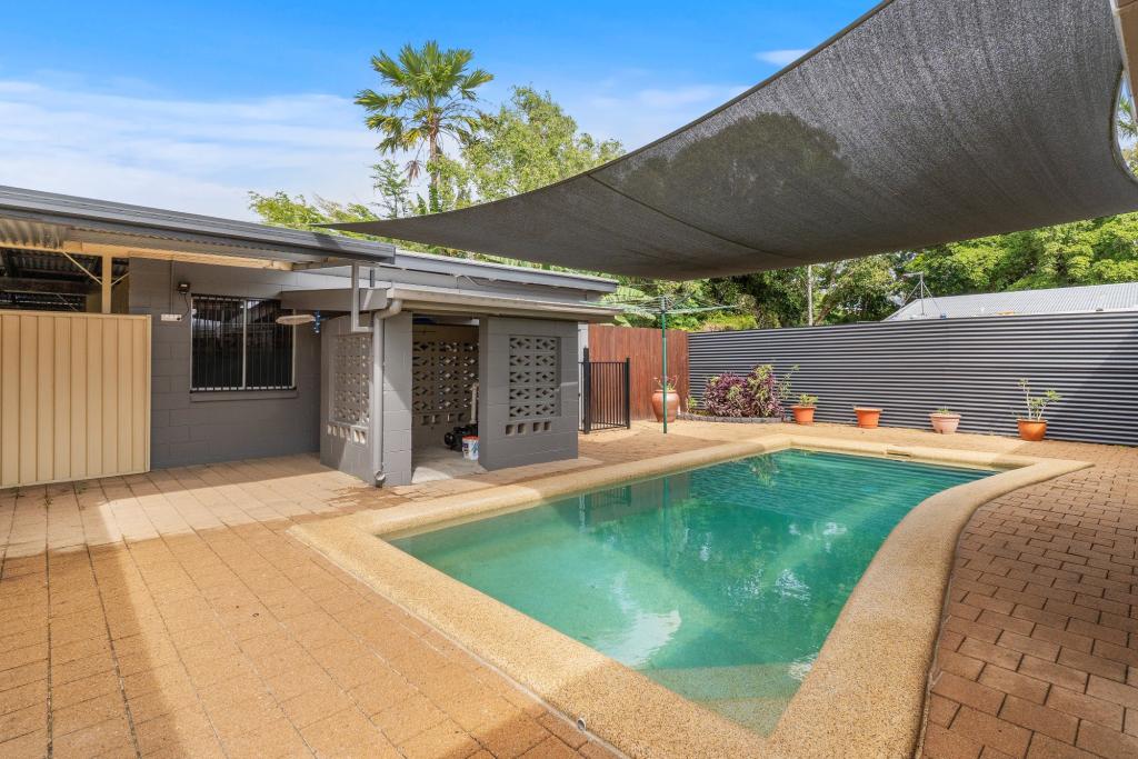 9 Leslie St, Mooroobool, QLD 4870