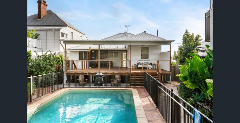56 Sunday St, Shorncliffe, QLD 4017