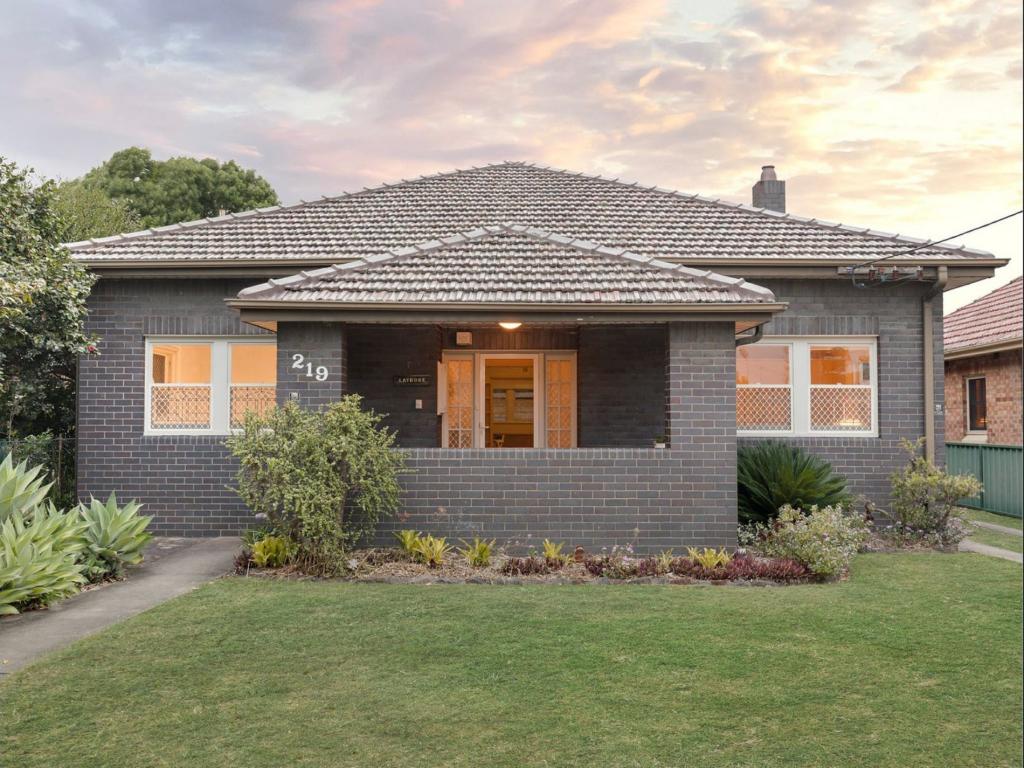 219 Parkway Ave, Hamilton South, NSW 2303