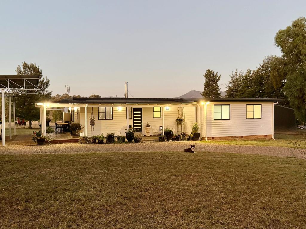 60 Yarrol Rd, Tamworth, NSW 2340