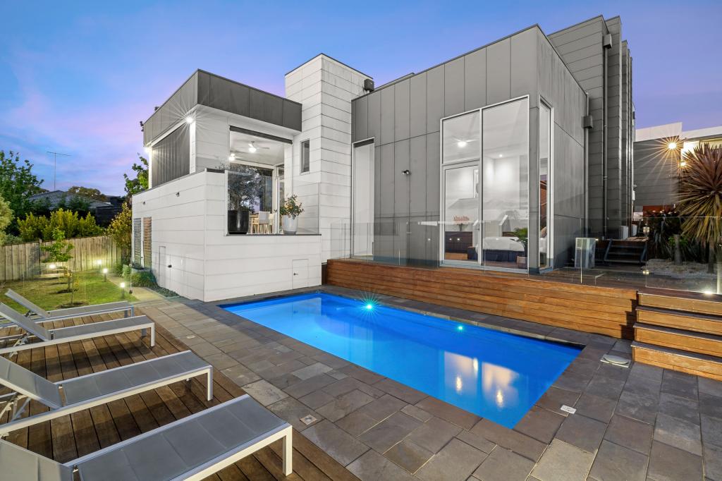 9 Stoneleigh Cres, Highton, VIC 3216