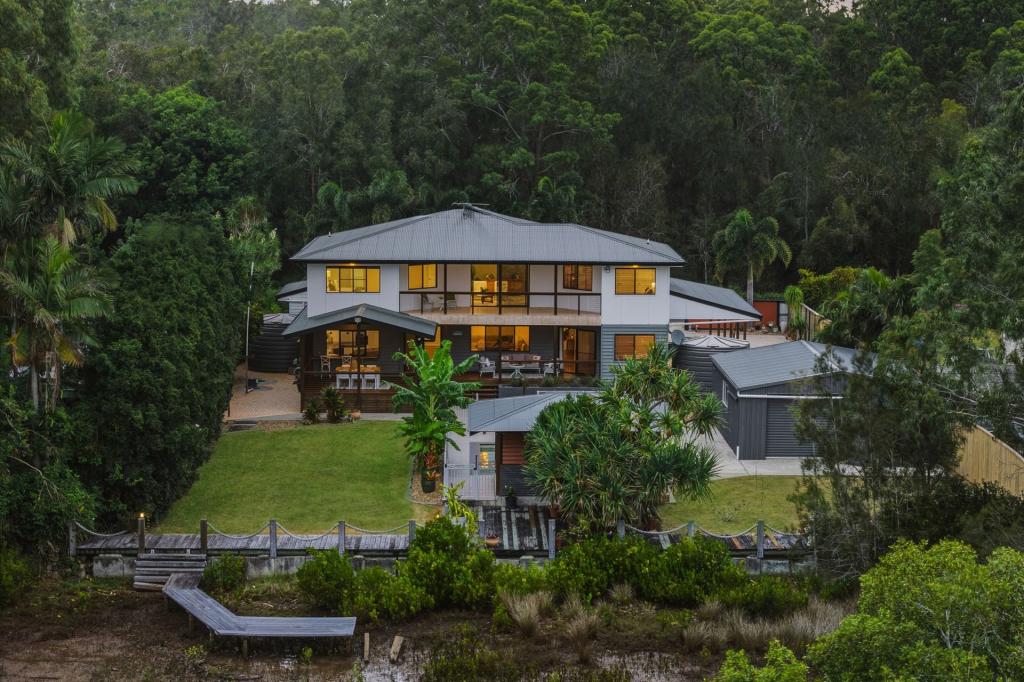 18 Muriel St, Redland Bay, QLD 4165